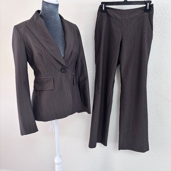 Banana Republic Wmns 2 pc Suit - Brown Pinstripe - Size 0 - Picture 1 of 16